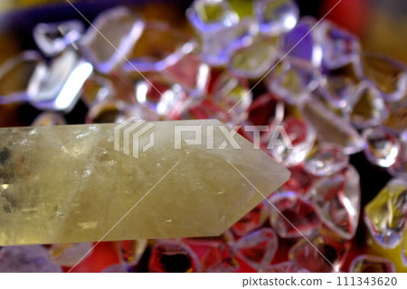 彩色背景上的六角黃水晶 111343620
