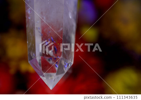 彩色背景六角水晶 彩色背景六角水晶 111343635