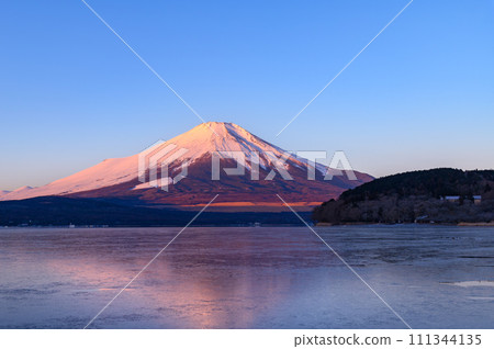 山梨縣紅富士在晨光中的壯麗景色 111344135