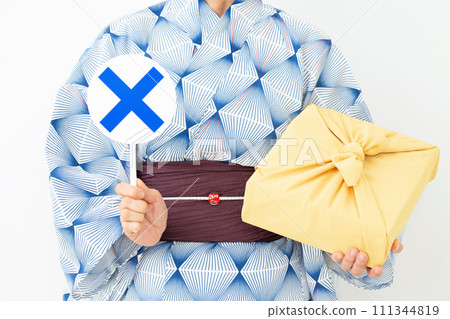 一位身穿浴衣、手拿包袱皮作為年中禮物、手上拿著十字牌的中年婦女。 111344819