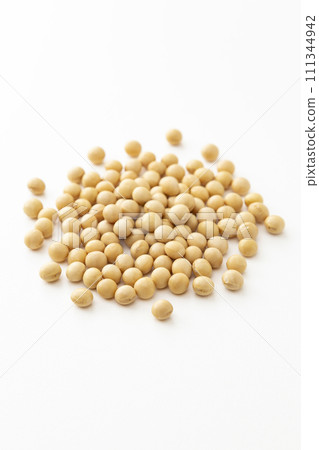 在白色背景的大豆 在白色背景的大豆 111344942
