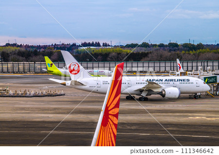 從成田機場 2 到印度航空的 B787-8、JALB787、Jin Air...等的日本千葉城市景觀。 從成田機場 2 到印度航空的 B787-8、JALB787、Jin Air...等的日本千葉城市景觀。 111346642