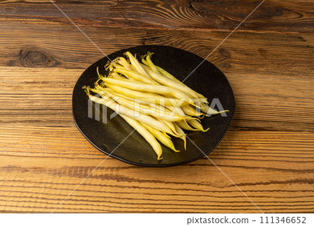 Yellow French Beans, Raw String Beans Pile, Fresh Wax Bean Pods Yellow French Beans, Raw String Beans Pile, Fresh Wax Bean Pods 111346652