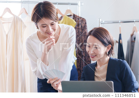 Fashion designers meeting 111346851