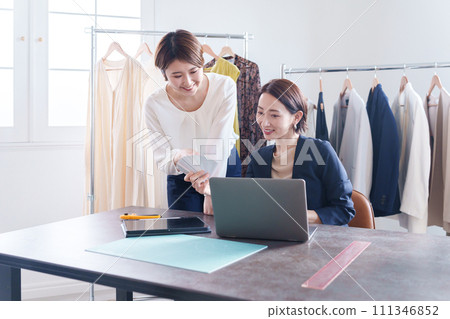 Fashion designers meeting 111346852