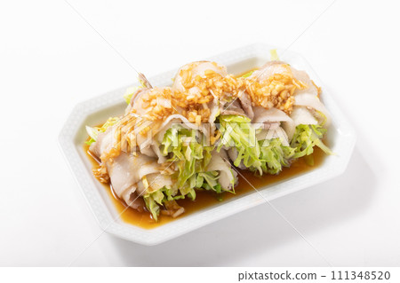 Microwave steamed cabbage wrapped in pork (green onion sauce) 111348520