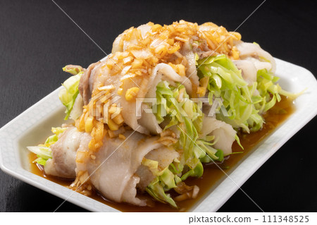 Microwave steamed cabbage wrapped in pork (green onion sauce) 111348525