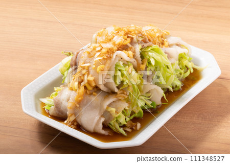Microwave steamed cabbage wrapped in pork (green onion sauce) 111348527