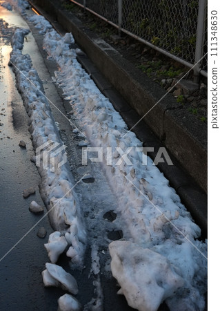 Remaining snow on roads after heavy snowfall in Tokyo 111348630