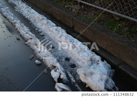 東京大雪過後道路殘雪 111348632