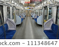 空蕩蕩的地鐵車廂內 111348647