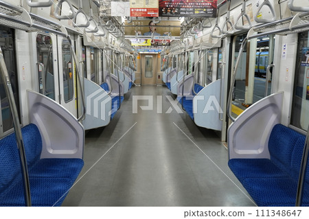 空蕩蕩的地鐵車廂內 空蕩蕩的地鐵車廂內 111348647