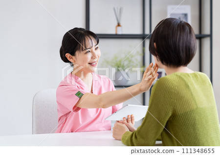 A young woman at a beauty salon who serves customers of middle-aged women A young woman at a beauty salon who serves customers of middle-aged women 111348655