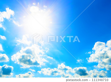 清爽的藍天與陽光,夏日陽光強烈 清爽的藍天與陽光,夏日陽光強烈 111348710