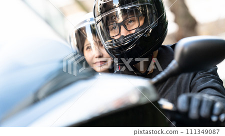騎摩托車旅遊的男女 騎摩托車旅遊的男女 111349087
