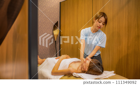 接受按摩的年輕女子 111349092