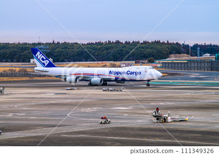 日本千葉市景觀 — 從成田機場 2 看到的 NCA 波音 747-8F 飛機 111349326