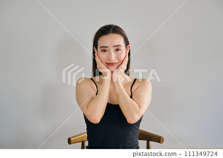 30多歲的女人用雙手按摩臉部來護理皮膚 30多歲的女人用雙手按摩臉部來護理皮膚 111349724