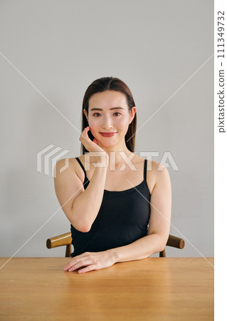 30多歲的女人透過按摩臉部來護理皮膚 111349732