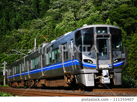 Hokuriku Main Line 521 series 111350407