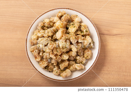 Fried chicken cartilage with seaweed salt 111350478