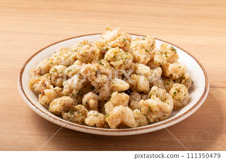 Fried chicken cartilage with seaweed salt 111350479