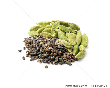 Cardamom Isolated, Green Cardamon Seeds, Dry Kardamon, Cardamum Spice, Genera Elettaria Beans 111350571