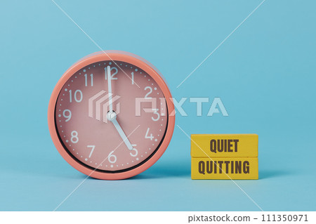clock striking five and text quiet quitting 111350971