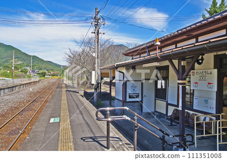 JR Kyushu Hitahikosan Line Naidosho Station platform and tracks in Tagawa District, Fukuoka Prefecture 111351008