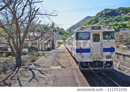 停靠在福岡縣田川區的JR九州日彥山線仁堂莊站的列車 111351020