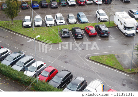 從上方看義大利停車場，米蘭郊區的一座城市 111351313