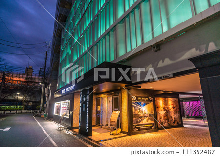 日本東京城市景觀 清晨錦糸町和飯店區的景色。一座熙熙攘攘的不夜城堡… = 2 月 2 日,上午 6:15 剛過。 日本東京城市景觀 清晨錦糸町和飯店區的景色。一座熙熙攘攘的不夜城堡… = 2 月 2 日,上午 6:15 剛過。 111352487