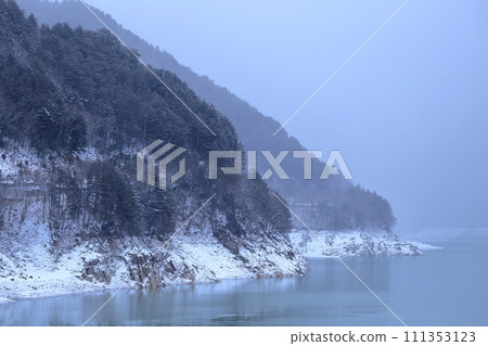 Winter dam lake (Lake Mitake, Kiso Town, Nagano Prefecture) Winter dam lake (Lake Mitake, Kiso Town, Nagano Prefecture) 111353123