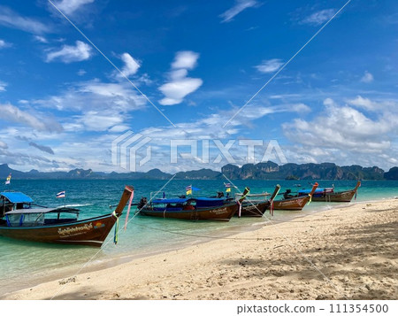 Long boat and blue sky floating in the blue sea of Thailand Long boat and blue sky floating in the blue sea of Thailand 111354500