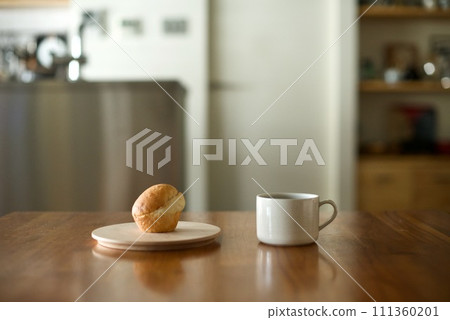 小吃麵包和熱咖啡 111360201