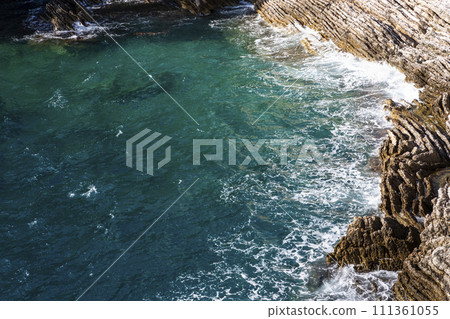 Water surface and splashing waves at clifs Water surface and splashing waves at clifs 111361055