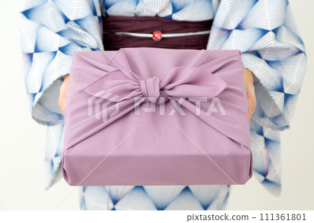 一位穿著浴衣的中年婦女拿著包袱皮作為夏季禮物 111361801