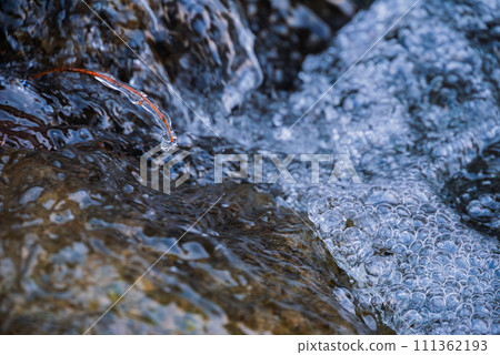Small droplets of ice and foam floating in the stagnation [Sakiri Gorge] 111362193