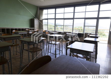 Classroom in an empty school 111362202