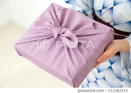 一位穿著浴衣的中年婦女拿著包袱皮作為夏季禮物 111362215