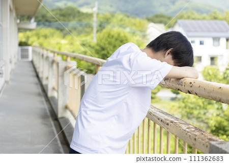 擔心的高中男生 111362683