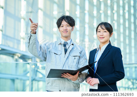 A man in work clothes and a woman in a suit 111362693