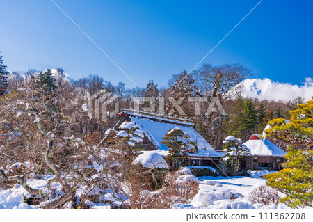 (山梨縣)白雪皚皚的忍野/馬蘇家和富士山 (山梨縣)白雪皚皚的忍野/馬蘇家和富士山 111362708