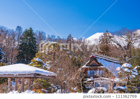 (山梨縣)白雪皚皚的忍野/馬蘇家和富士山 (山梨縣)白雪皚皚的忍野/馬蘇家和富士山 111362709