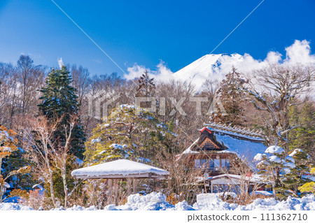 （山梨縣）白雪皚皚的忍野/馬蘇家和富士山 111362710