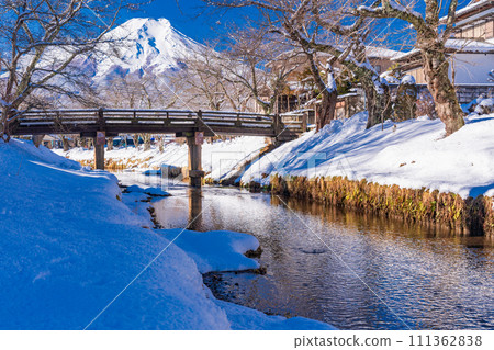 (Yamanashi Prefecture) Shin-Nashogawa River and Mt. Fuji in Oshino, snowy scenery (Yamanashi Prefecture) Shin-Nashogawa River and Mt. Fuji in Oshino, snowy scenery 111362838