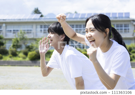 身穿運動服的學生歡呼雀躍 111363106