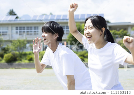 身穿運動服的學生歡呼雀躍 111363113