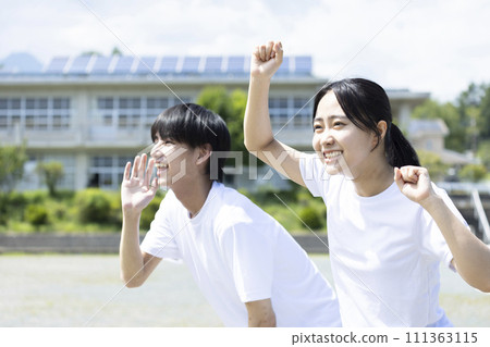 身穿運動服的學生歡呼雀躍 111363115