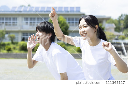 身穿運動服的學生歡呼雀躍 111363117